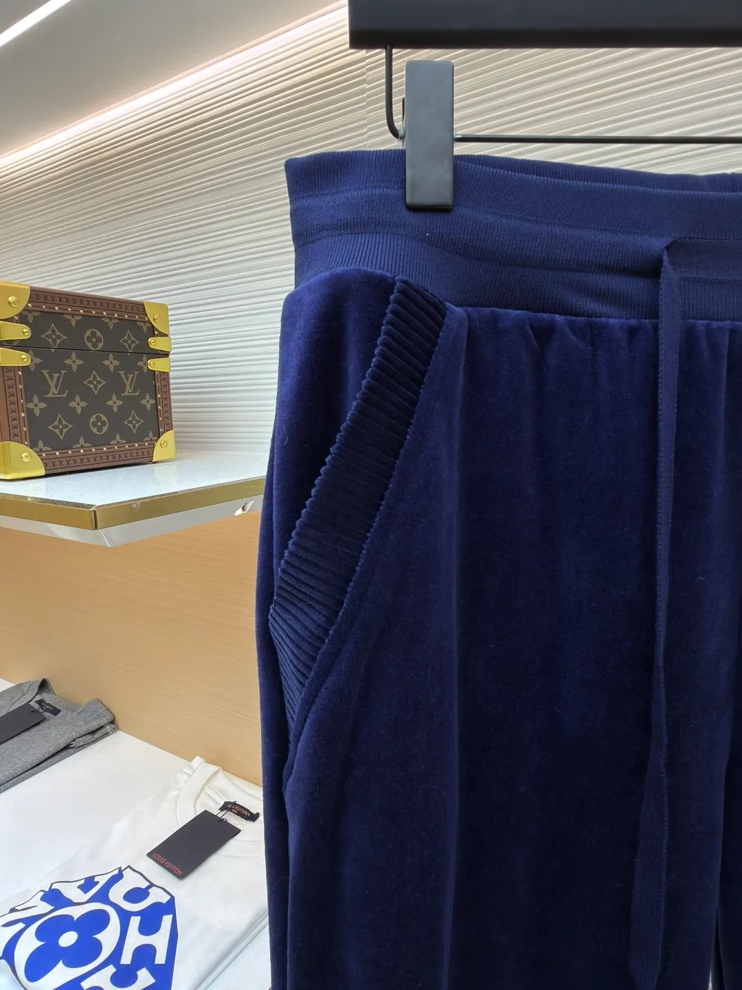 LOUIS VUITTON velvet solid color drawstring straight knitted sweatpants ●Original version: Purchased and developed by 16793 ●Item number: 1682160-B25 ●Fabric: velvet fabric ●Technology: knitting ●Color: navy blue ●Version: fitted version ●Weight: about 470 grams ●Size: S-M-L-XL ●Description: This navy blue leggings sweatpants are made of high-end velvet fabric. The cotton base is blended with polyester fiber treated by combing process, which makes the fabric have a soft and skin-friendly touch and practical performance of not easy to pilling and anti-wrinkle. The suede surface shows a delicate and uniform luster. Every inch of the velvet feel has been calibrated through the fixing process to avoid lint loss and color difference problems. The trousers are three-dimensionally cut, and the waist is equipped with a high-elastic rib drawstring design. The metal rope ends are electroplated and glaze-sealed, which is wear-resistant and has a long-lasting luster. The sides are spliced ​​with vertical pit rib fabric to enhance the extensibility of activities and enhance the three-dimensional sense of the fit. The leather logo plate on the trouser legs is fixed by hot stamping process, and the edges are polished smooth and burr-free. The leg openings are made of high-elastic ribbing of the same fabric. The double-needle hemming process is used for the stitching. The stitch spacing is even and fine. From fabric selection to detail sewing, every process follows strict quality control standards to ensure a balance between firmness and wearing comfort. The overall wiring is straight and delicate, the fabric is comfortable and soft, and the color is consistent without color difference. It can be matched with the same style to create a fashionable look and control various occasions. Customized accessories, complete with three standards, same style for men and women!